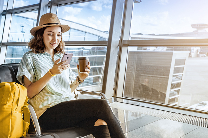Ragazza in attesa all'aeroporto di Palermo