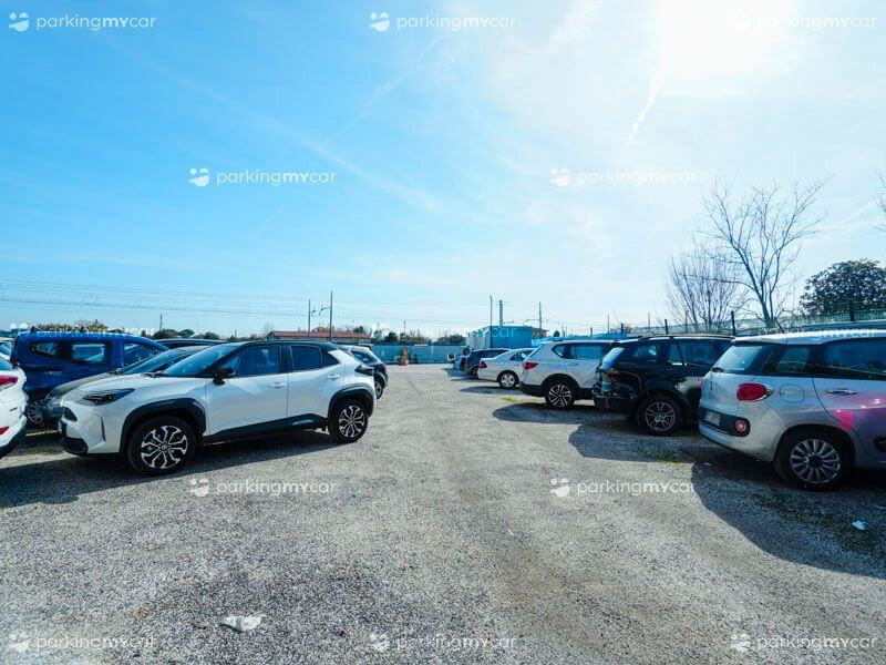 Parcheggio Pisa Service - Aeroporto Pisa posti auto all'aperto Parcheggio Pisa Service - Aeroporto Pisa