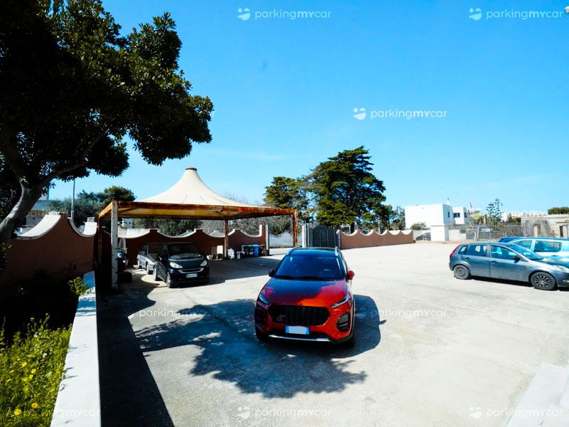 Baldassarre Parking - Aeroporto Bari Auto rossa parcheggiata Baldassarre Parking - Aeroporto Bari