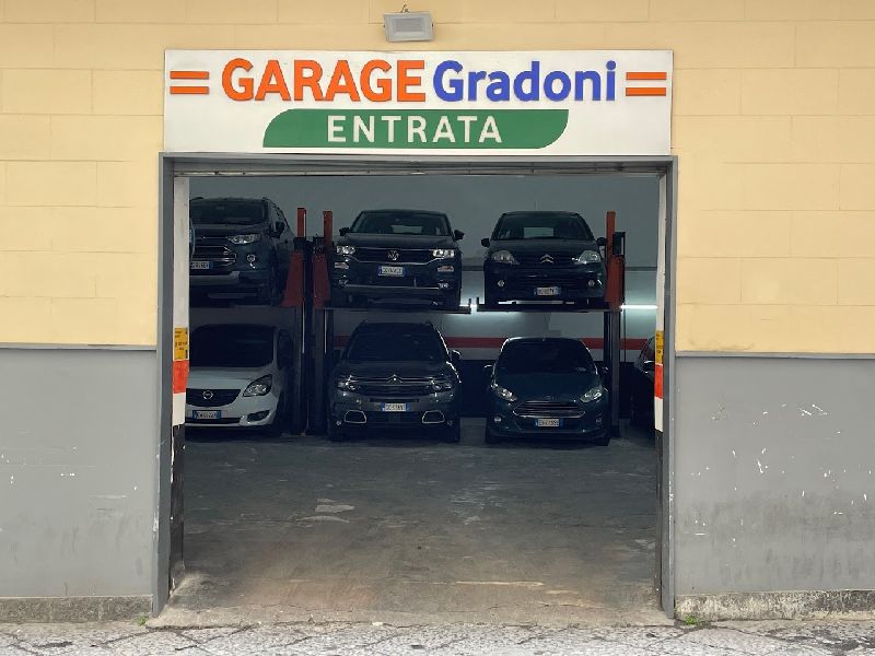 Garage Gradoni - Napoli centro città Ingresso Garage Gradoni - Napoli centro città