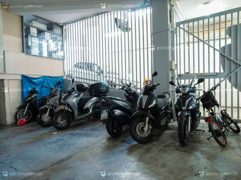 Garage Metro 82 - Napoli centro città Posti riserveti per moto e scooter Garage Metro 82 - Napoli centro città