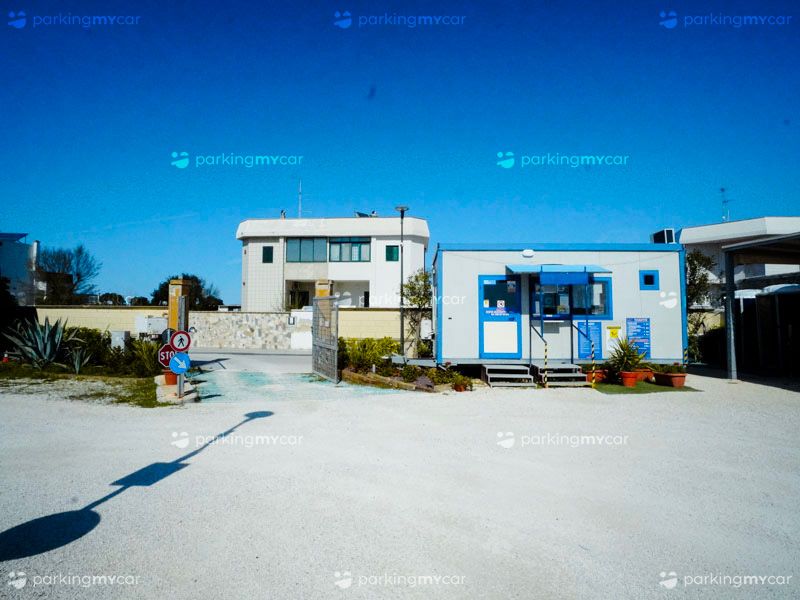 Quick Low Cost - Aeroporto Bari Ingresso vista da interno Quick Low Cost - Aeroporto Bari