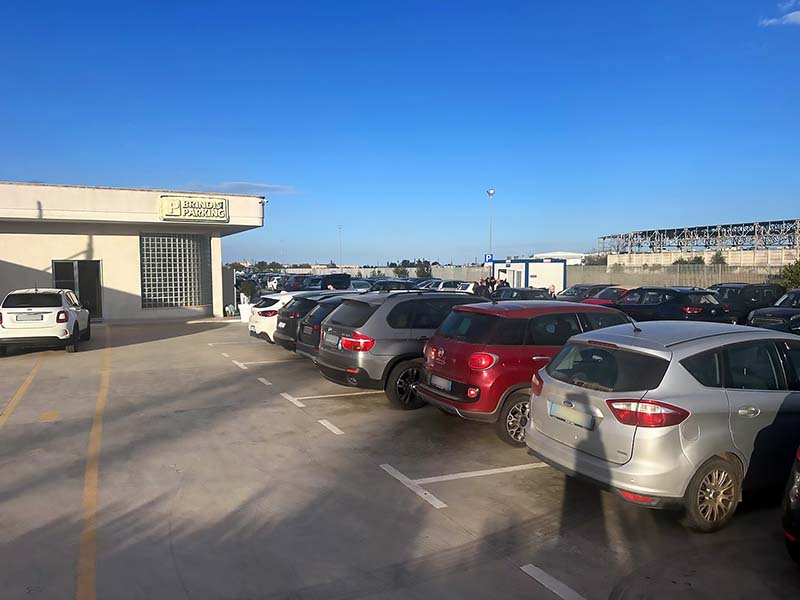 Parking Brindisi - Stazione Brindisi Auto parcheggiate Parking Brindisi - Stazione Brindisi