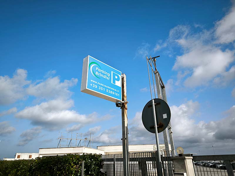 Parking Brindisi - Stazione Brindisi Insegna Parking Brindisi - Stazione Brindisi