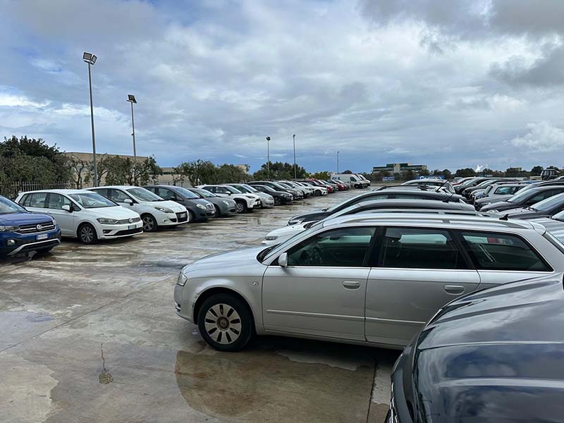 Parking Brindisi - Stazione Brindisi Auto parcheggiate Parking Brindisi - Stazione Brindisi