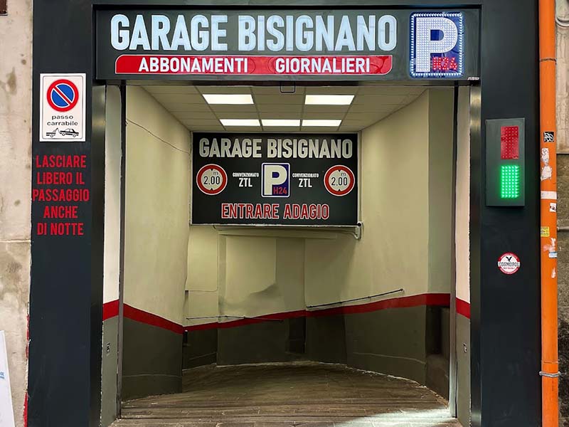 Garage Bisignano - Napoli centro città Ingresso Garage Bisignano - Napoli centro città